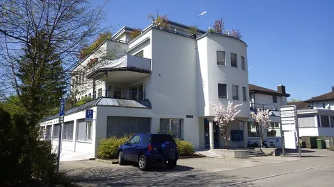 Praxisgebäude der Zahnarztpraxis Dr. Vinzens an der Friedhofstrasse 21 in Bremgarten